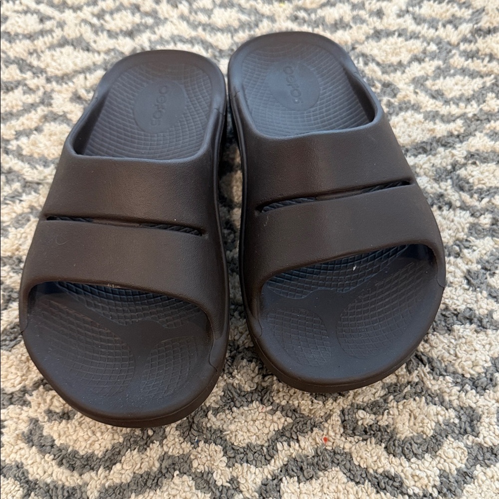 OOFOS Dark Slide Sandals